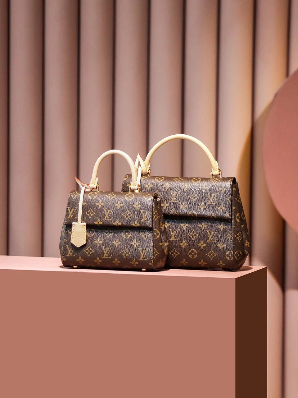 Жіноча сумка - LV Cluny Mini з легендарної канви Monogram.